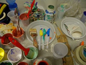 Colori e pennelli sul tavolo, via del frantoio, roma. 11 febbraio 2017