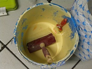 foto-2-vernice-e-pennelli-lattrezzura-e-stata-portata-dai-pittori-anonimi-il-baobab-ha-contribuito-allacquisto-della-vernice-via-del-frantoio-roma-11-febbraio-2017